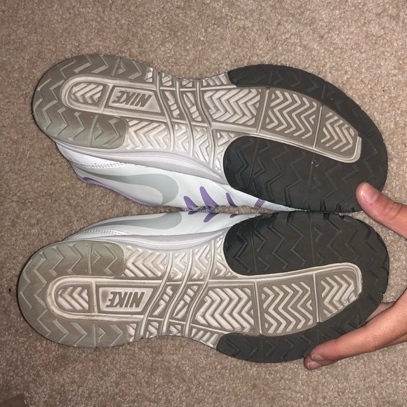 Nike Tennis Shoe - Picture 2 of 3